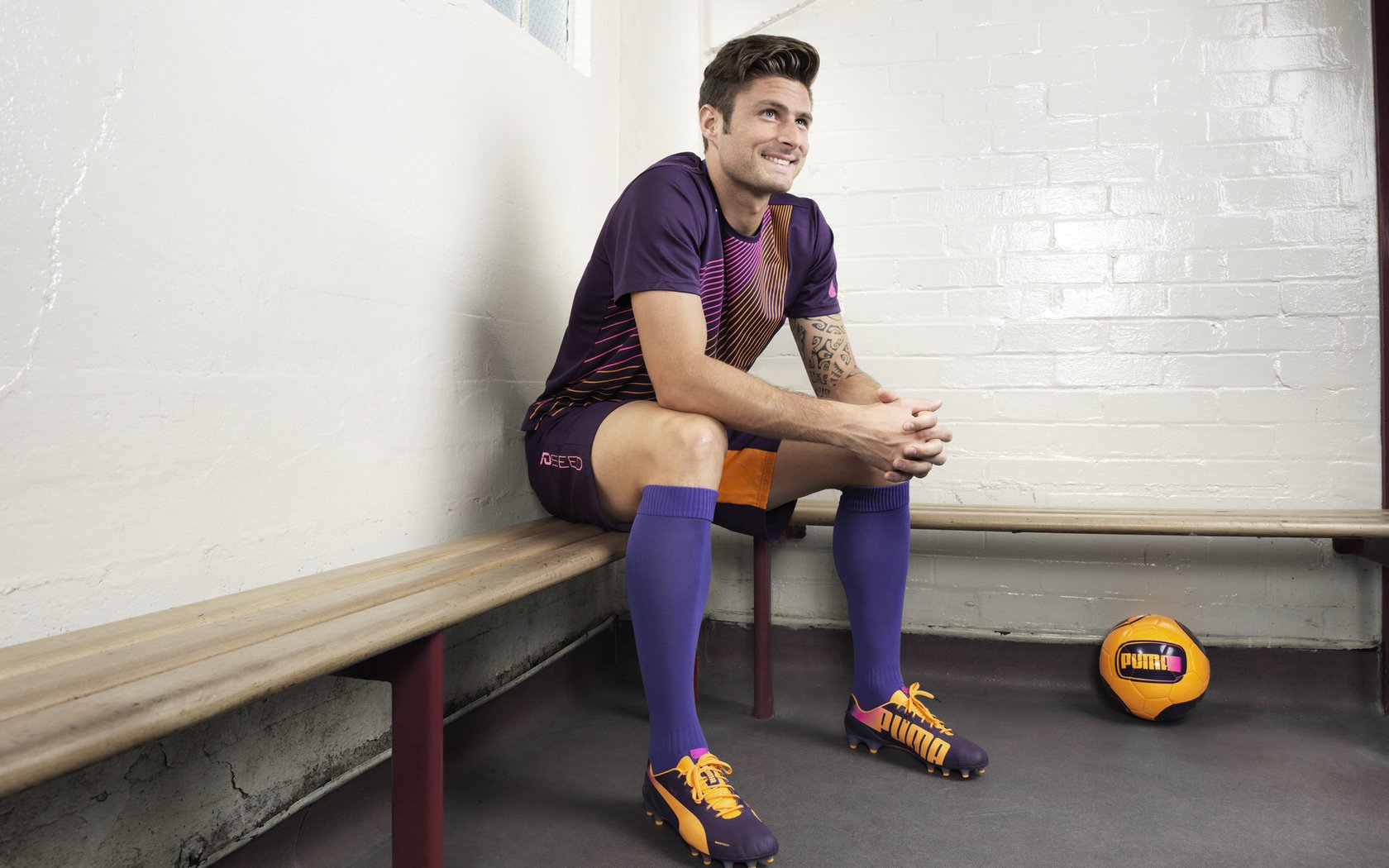 -在季后赛关键战中，库里连续三场“疯狂三分”，帮助勇士一路高歌！